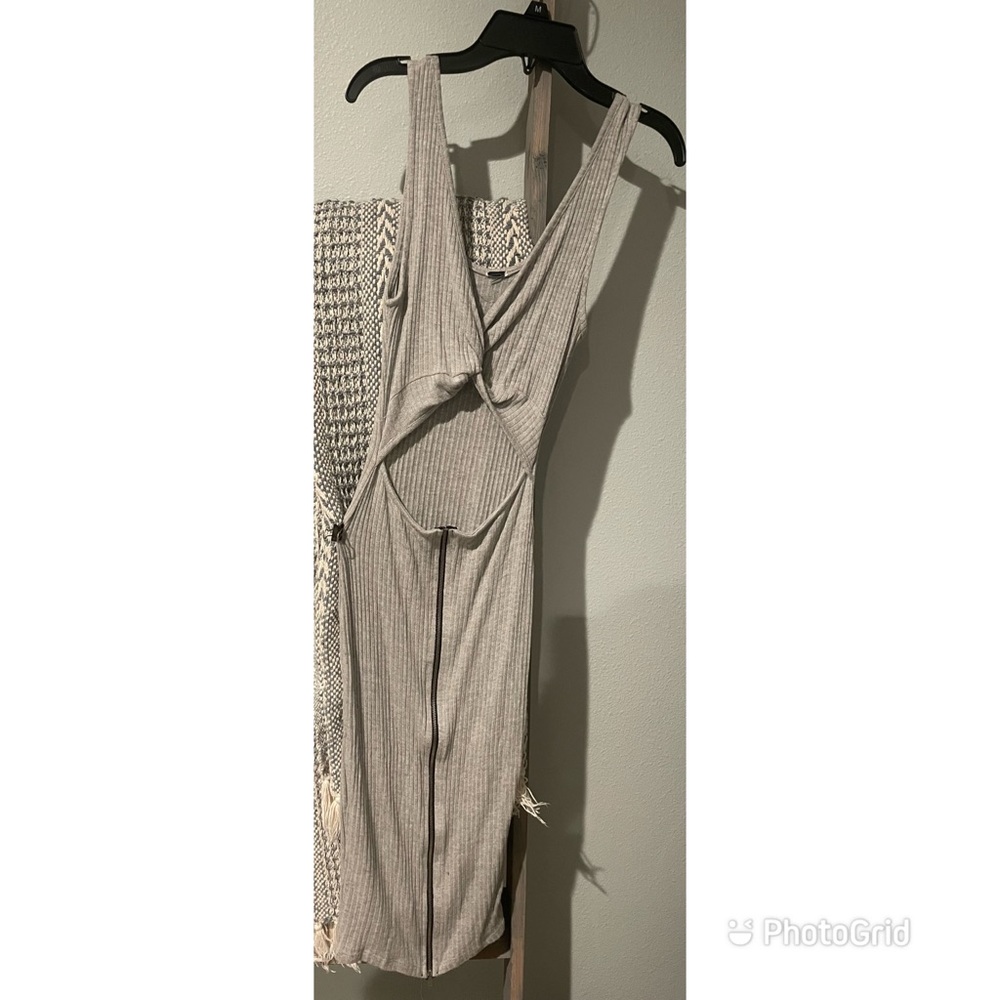 Women’s sleeveless midi dress
